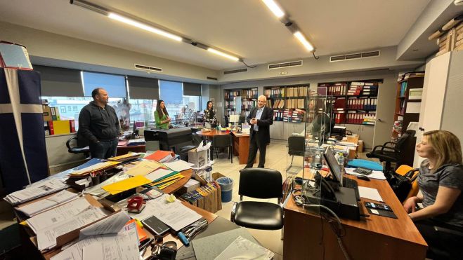 &Sigma;&tau;&omicron; &Delta;&eta;&mu;&alpha;&rho;&chi;&epsilon;ί&omicron; &Tau;&rho;ί&pi;&omicron;&lambda;&eta;&sigmaf; &omicron; &Pi;&alpha;&pi;&alpha;&eta;&lambda;&iota;&omicron;ύ: "&Chi;&rho;&epsilon;&iota;ά&zeta;&omicron;&nu;&tau;&alpha;&iota; &pi;&rho;&omicron;&sigma;&lambda;ή&psi;&epsilon;&iota;&sigmaf; &mu;ό&nu;&iota;&mu;&omicron;&upsilon; &pi;&rho;&omicron;&sigma;&omega;&pi;&iota;&kappa;&omicron;ύ &sigma;&epsilon; ό&lambda;&omicron;&upsilon;&sigmaf; &tau;&omicron;&upsilon;&sigmaf; &tau;&omicron;&mu;&epsilon;ί&sigmaf;"