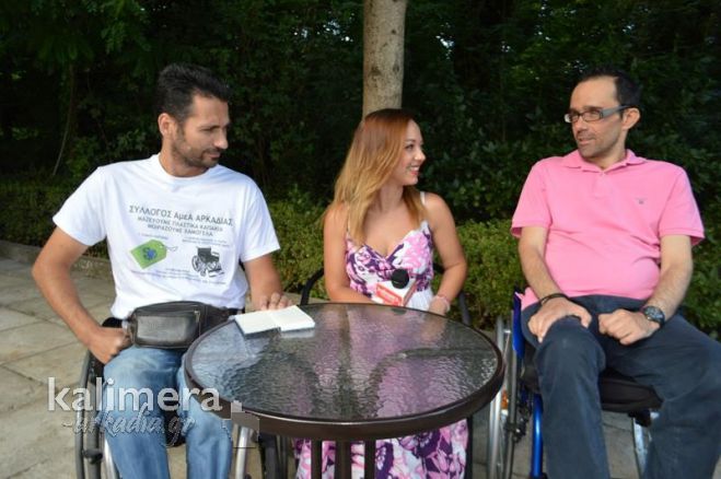 &quot;Έλλη...νες&quot; | Η στιγμή της συγκινητικής παράδοσης αναπηρικού αμαξιδίου στον Γιώργο ο οποίος &quot;έφυγε&quot; τόσο νωρίς από κοντά μας ...