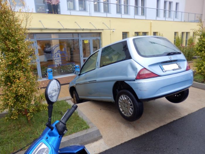 Καλαμάτα | Ένα αυτοκίνητο ... κατέβηκε τα σκαλιά του Δημαρχείου!
