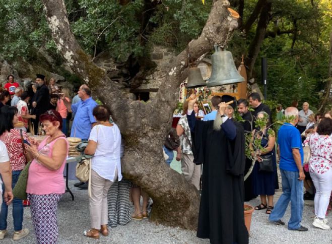 &Gamma;&iota;&omicron;&rho;&tau;ά&zeta;&epsilon;&iota; &tau;&omicron; &Pi;&rho;&omicron;&sigma;&kappa;ύ&nu;&eta;&mu;&alpha; &Alpha;&gamma;ί&alpha;&sigmaf; &Theta;&epsilon;&omicron;&delta;ώ&rho;&alpha;&sigmaf; &Beta;ά&sigma;&tau;&alpha; (&epsilon;&iota;&kappa;ό&nu;&epsilon;&sigmaf;)