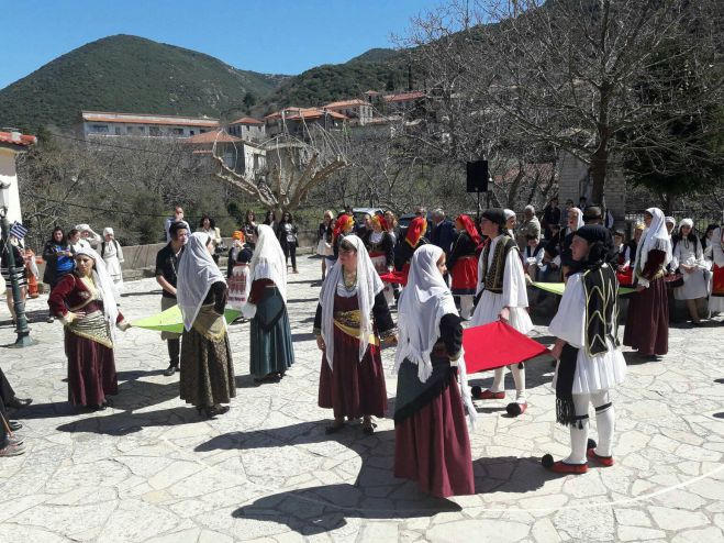 &Eta; &Kappa;&omicron;&nu;&tau;&omicron;&beta;ά&zeta;&alpha;&iota;&nu;&alpha; &tau;ί&mu;&eta;&sigma;&epsilon; &tau;&eta;&nu; &Epsilon;&theta;&nu;&iota;&kappa;ή &Epsilon;&pi;έ&tau;&epsilon;&iota;&omicron; &tau;&eta;&sigmaf; &laquo;25&eta;&sigmaf; &Mu;&alpha;&rho;&tau;ί&omicron;&upsilon;&raquo; (&epsilon;&iota;&kappa;ό&nu;&epsilon;&sigmaf;)