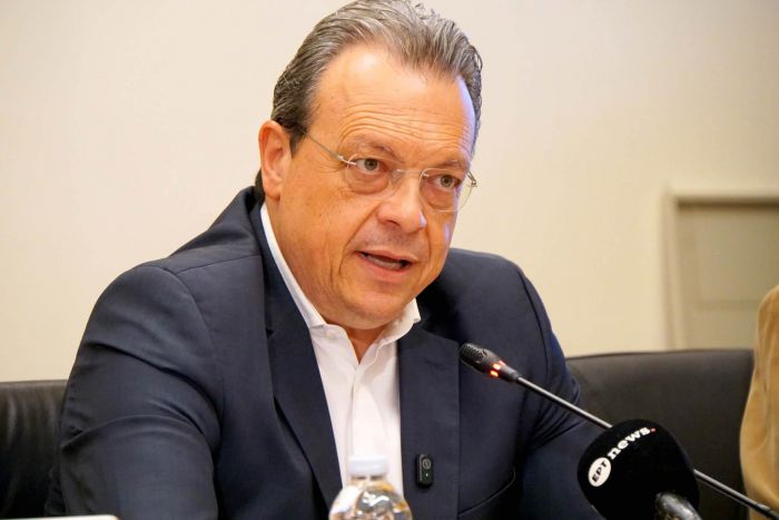 &Sigma;&Upsilon;&Rho;&Iota;&Zeta;&Alpha; - &Alpha;&nu;&epsilon;&xi;&alpha;&rho;&tau;&eta;&tau;&omicron;&pi;&omicron;&iota;ή&theta;&eta;&kappa;&epsilon; &omicron; &Phi;ά&mu;&epsilon;&lambda;&lambda;&omicron;&sigmaf;