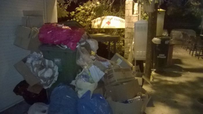 Άρχισαν να ξεχειλίζουν σκουπίδια οι κάδοι στη Γορτυνία (εικόνες)