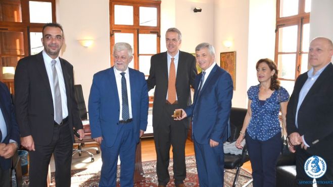 &Pi;&rho;ύ&tau;&alpha;&nu;&eta;&sigmaf;: "&Eta; &alpha;&pi;ώ&lambda;&epsilon;&iota;&alpha; &tau;&omicron;&nu; &Delta;&eta;&mu;ή&tau;&rho;&eta; &Pi;&alpha;&upsilon;&lambda;ή, &alpha;&phi;ή&nu;&epsilon;&iota; έ&nu;&alpha; &mu;&epsilon;&gamma;ά&lambda;&omicron; &kappa;&epsilon;&nu;ό &sigma;&tau;&eta;&nu; &pi;&omicron;&lambda;&iota;&tau;&iota;&kappa;ή &zeta;&omega;ή &tau;&eta;&sigmaf; &Tau;&rho;ί&pi;&omicron;&lambda;&eta;&sigmaf;"