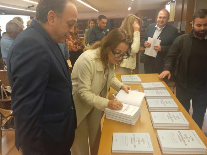 &Sigma;&tau;&eta;&nu; &Alpha;&theta;ή&nu;&alpha; &pi;&alpha;&rho;&omicron;&upsilon;&sigma;&iota;ά&sigma;&tau;&eta;&kappa;&epsilon; &tau;&omicron; &lambda;&epsilon;&xi;&iota;&kappa;ό &tau;&omicron;&upsilon; &Iota;&delta;&iota;ώ&mu;&alpha;&tau;&omicron;&sigmaf; &tau;&eta;&sigmaf; &Beta;&omicron;&rho;&epsilon;&iota;&omicron;&alpha;&nu;&alpha;&tau;&omicron;&lambda;&iota;&kappa;ή&sigmaf; &Alpha;&rho;&kappa;&alpha;&delta;ί&alpha;&sigmaf;, &tau;&eta;&sigmaf; &kappa;&alpha;&theta;&eta;&gamma;ή&tau;&rho;&iota;&alpha;&sigmaf; &Phi;&omega;&tau;&epsilon;&iota;&nu;ή&sigmaf; &Kappa;&omicron;&upsilon;&tau;&sigma;&omicron;ύ&gamma;&epsilon;&rho;&alpha;! (&epsilon;&iota;&kappa;ό&nu;&epsilon;&sigmaf;)
