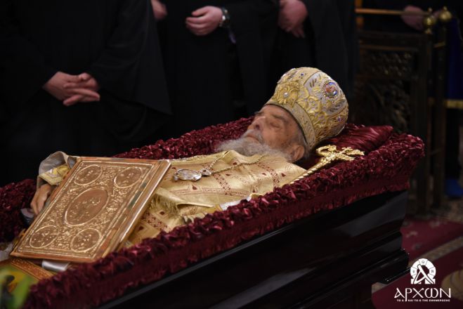 &Eta; &Mu;&epsilon;&gamma;&alpha;&lambda;ό&pi;&omicron;&lambda;&eta; &upsilon;&pi;&omicron;&delta;έ&chi;&theta;&eta;&kappa;&epsilon; &tau;&omicron; &sigma;&kappa;ή&nu;&omega;&mu;&alpha; &tau;&omicron;&upsilon; &mu;&alpha;&kappa;&alpha;&rho;&iota;&sigma;&tau;&omicron;ύ &Pi;&omicron;&iota;&mu;&epsilon;&nu;ά&rho;&chi;&eta; &tau;&eta;&sigmaf; (&epsilon;&iota;&kappa;ό&nu;&epsilon;&sigmaf;)