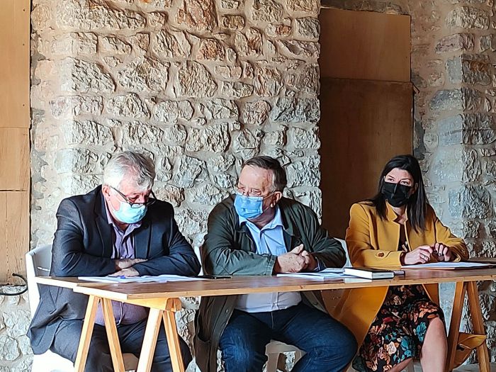 &Kappa;&alpha;&theta;&eta;&sigma;&upsilon;&chi;&alpha;&sigma;&tau;&iota;&kappa;έ&sigmaf; &alpha;&pi;&alpha;&nu;&tau;ή&sigma;&epsilon;&iota;&sigmaf; &sigma;&tau;&alpha; &sigma;&epsilon;&nu;ά&rho;&iota;&alpha; &gamma;&iota;&alpha; &epsilon;&gamma;&kappa;&alpha;&tau;ά&sigma;&tau;&alpha;&sigma;&eta; &phi;&omega;&tau;&omicron;&beta;&omicron;&lambda;&tau;&alpha;ϊ&kappa;ώ&nu; &alpha;&pi;έ&nu;&alpha;&nu;&tau;&iota; &alpha;&pi;ό &tau;&eta;&nu; &Kappa;&alpha;&rho;ύ&tau;&alpha;&iota;&nu;&alpha; &kappa;&alpha;&iota; &gamma;&iota;&alpha; &tau;&eta; &delta;&eta;&mu;&iota;&omicron;&upsilon;&rho;&gamma;ί&alpha; &phi;&rho;ά&gamma;&mu;&alpha;&tau;&omicron;&sigmaf; &sigma;&tau;&omicron;&nu; &Lambda;&omicron;ύ&sigma;&iota;&omicron;