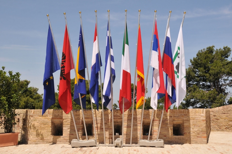 &Sigma;&upsilon;&nu;&epsilon;&delta;&rho;ί&alpha;&sigma;&epsilon; &eta; &Omicron;&mu;ά&delta;&alpha; &Epsilon;&rho;&gamma;&alpha;&sigma;ί&alpha;&sigmaf; &gamma;&iota;&alpha; &tau;&eta;&nu; &sigma;&tau;&rho;&alpha;&tau;&eta;&gamma;&iota;&kappa;ή &tau;&eta;&sigmaf; &Mu;&alpha;&kappa;&rho;&omicron;&pi;&epsilon;&rho;&iota;&phi;έ&rho;&epsilon;&iota;&alpha;&sigmaf; &Alpha;&delta;&rho;&iota;&alpha;&tau;&iota;&kappa;ή&sigmaf;-&Iota;&omicron;&nu;ί&omicron;&upsilon;