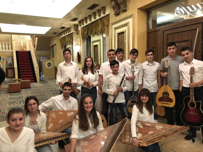 &Tau;&omicron; &Sigma;ύ&nu;&omicron;&lambda;&omicron; &Pi;&alpha;&rho;&alpha;&delta;&omicron;&sigma;&iota;&alpha;&kappa;ή&sigmaf; &Mu;&omicron;&upsilon;&sigma;&iota;&kappa;ή&sigmaf; &tau;&omicron;&upsilon; &Mu;&omicron;&upsilon;&sigma;&iota;&kappa;&omicron;ύ &Sigma;&chi;&omicron;&lambda;&epsilon;ί&omicron;&upsilon; &Tau;&rho;ί&pi;&omicron;&lambda;&eta;&sigmaf;&nbsp;&sigma;&epsilon; &gamma;&iota;&omicron;&rho;&tau;&iota;&nu;έ&sigmaf; &epsilon;&kappa;&delta;&eta;&lambda;ώ&sigma;&epsilon;&iota;&sigmaf; (&epsilon;&iota;&kappa;ό&nu;&epsilon;&sigmaf;)