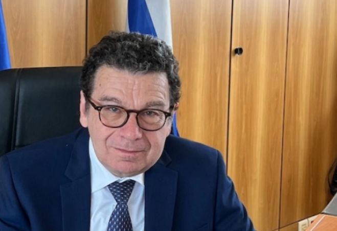 Έ&phi;&upsilon;&gamma;&epsilon; &alpha;&pi;ό &tau;&eta; &zeta;&omega;ή &omicron; &pi;&rho;ώ&eta;&nu; &Pi;&epsilon;&rho;&iota;&phi;&epsilon;&rho;&epsilon;&iota;&alpha;&kappa;ό&sigmaf; &Delta;&iota;&epsilon;&upsilon;&theta;&upsilon;&nu;&tau;ή&sigmaf; &Epsilon;&kappa;&pi;&alpha;ί&delta;&epsilon;&upsilon;&sigma;&eta;&sigmaf; &Gamma;&epsilon;ώ&rho;&gamma;&iota;&omicron;&sigmaf; &Kappa;ό&sigma;&upsilon;&beta;&alpha;&sigmaf; &alpha;&pi;ό &tau;&omicron;&nu; &Tau;&upsilon;&rho;ό