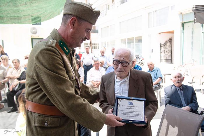 Τρίπολη | Τιμήθηκε ο τελευταίος εν ζωή ιππέας του ελληνοϊταλικού πολέμου, ο 108 ετών Γεώργιος Κολιόπουλος! (εικόνες)