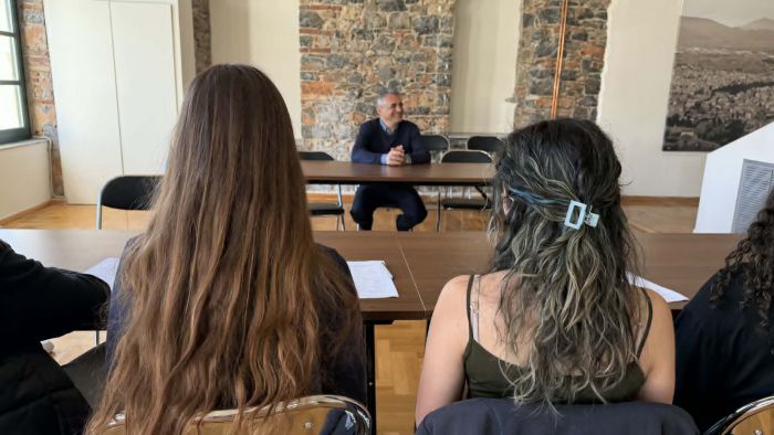 &Tau;&zeta;&iota;&omicron;ύ&mu;&eta;&sigmaf; | &Sigma;&upsilon;&nu;ά&nu;&tau;&eta;&sigma;&eta; &mu;&epsilon; &tau;&omicron;&upsilon;&sigmaf; &mu;&alpha;&theta;&eta;&tau;έ&sigmaf; &tau;&omicron;&upsilon; 2&omicron;&upsilon; &Pi;&rho;ό&tau;&upsilon;&pi;&omicron;&upsilon; &Gamma;&Epsilon;.&Lambda;. &Tau;&rho;ί&pi;&omicron;&lambda;&eta;&sigmaf; (&epsilon;&iota;&kappa;ό&nu;&epsilon;&sigmaf; - &beta;ί&nu;&tau;&epsilon;&omicron;)