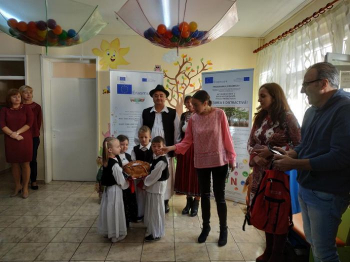&Sigma;&tau;&eta; &Rho;&omicron;&upsilon;&mu;&alpha;&nu;ί&alpha; &gamma;&iota;&alpha; &tau;&omicron; Erasmus+ &alpha;&nu;&tau;&iota;&pi;&rho;&omicron;&sigma;&omega;&pi;&epsilon;ί&alpha; &tau;&omicron;&upsilon; &Mu;&omicron;&upsilon;&sigma;&iota;&kappa;&omicron;ύ &Sigma;&chi;&omicron;&lambda;&epsilon;ί&omicron;&upsilon; &Tau;&rho;ί&pi;&omicron;&lambda;&eta;&sigmaf;