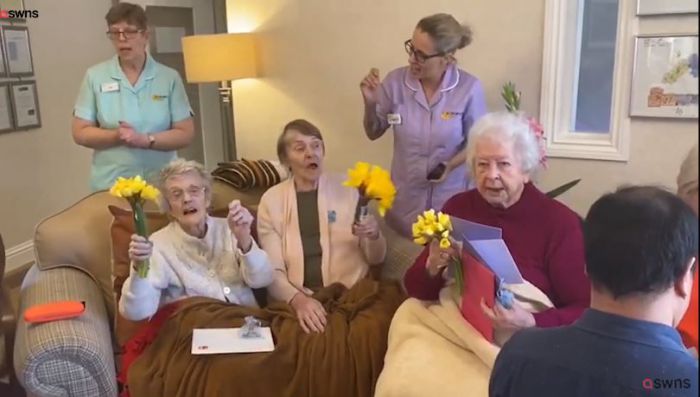 Υπέροχες γιαγιάδες | Δείτε τι κάνουν για τις οικογένειές τους πίσω από το τζάμι (vd)