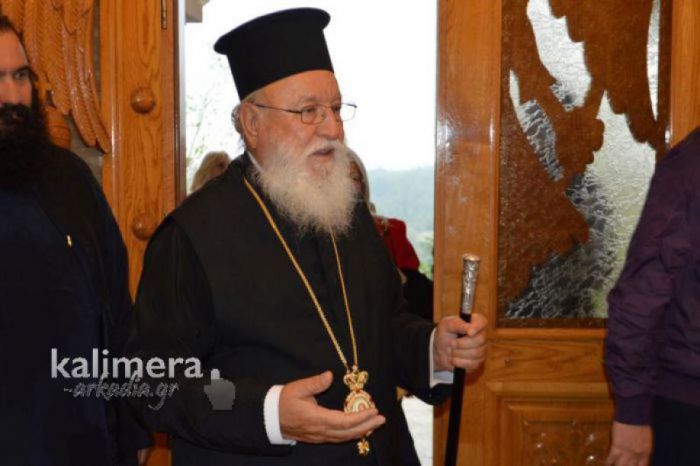 &Mu;&eta;&tau;&rho;&omicron;&pi;&omicron;&lambda;ί&tau;&eta;&sigmaf; &Alpha;&lambda;έ&xi;&alpha;&nu;&delta;&rho;&omicron;&sigmaf;: &laquo;&Omicron; &Theta;&epsilon;ό&sigmaf; &delta;&eta;&mu;&iota;&omicron;ύ&rho;&gamma;&eta;&sigma;&epsilon; ά&rho;&rho;&epsilon;&nu; &kappa;&alpha;&iota; &theta;ή&lambda;&upsilon;. Ό&lambda;&alpha; &tau;&alpha; &upsilon;&pi;ό&lambda;&omicron;&iota;&pi;&alpha; &epsilon;ί&nu;&alpha;&iota; &pi;&alpha;&rho;&epsilon;&kappa;&tau;&rho;&omicron;&pi;ή&raquo; (vd)