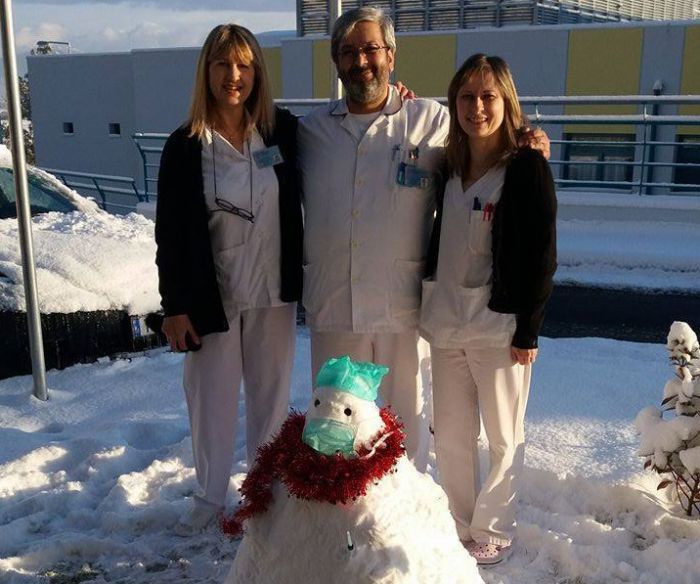 Ο χιονάνθρωπος έξω από το Παναρκαδικό Νοσοκομείο! (εικόνες)