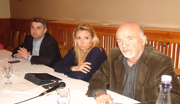 &Eta; &Delta;&rho;έ&tau;&tau;&alpha; &alpha;&pi;ό &tau;&eta;&nu; &Tau;&rho;ί&pi;&omicron;&lambda;&eta;: &laquo;&Tau;&omicron; &Pi;&Alpha;&Sigma;&Omicron;&Kappa; &pi;&rho;έ&pi;&epsilon;&iota; &nu;&alpha; &beta;&omicron;&eta;&theta;ή&sigma;&epsilon;&iota; &tau;&omicron;&nu; &kappa;ό&sigma;&mu;&omicron;, &sigma;&epsilon;&mu;&nu;ά &kappa;&alpha;&iota; &tau;&alpha;&pi;&epsilon;&iota;&nu;ά&raquo; (vd)