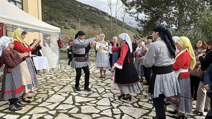 Το έθιμο της γουρουνοχαράς αναβίωσε και φέτος στη Λίμνη Αρκαδίας (εικόνες - βίντεο)