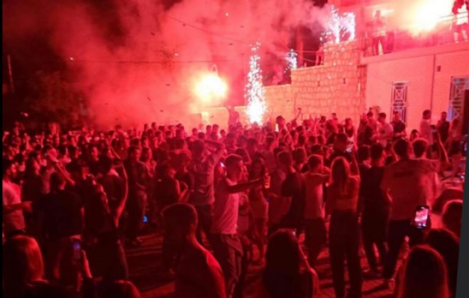 Έ&gamma;&iota;&nu;&epsilon; &eta; &nu;ύ&chi;&tau;&alpha; ... &mu;έ&rho;&alpha; &sigma;&tau;&eta; &gamma;&iota;&omicron;&rho;&tau;ή &nu;&epsilon;&omicron;&lambda;&alpha;ί&alpha;&sigmaf; &sigma;&tau;&omicron; &Delta;ά&rho;&alpha;! (&epsilon;&iota;&kappa;ό&nu;&epsilon;&sigmaf; - &beta;ί&nu;&tau;&epsilon;&omicron;)