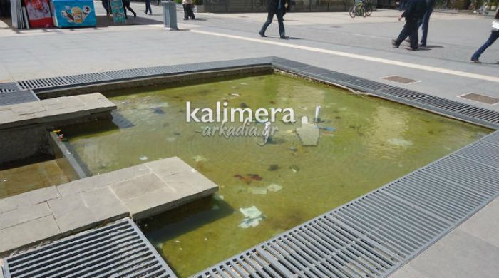 Πότε θα γίνουμε άνθρωποι; Γεμάτο σκουπίδια το σιντριβάνι της «Πετρινού» (εικόνες)