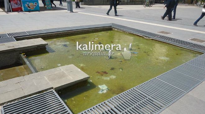 Πότε θα γίνουμε άνθρωποι; Γεμάτο σκουπίδια το σιντριβάνι της «Πετρινού» (εικόνες)