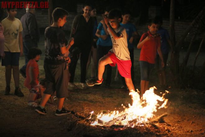Το έθιμο του Κλήδονα με τις φωτιές τη νύχτα στη Μεταμόρφωση