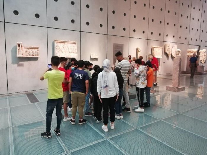 Παιδιά προσφύγων που ζουν στην Τρίπολη επισκέφθηκαν το Μουσείο της Ακρόπολης! (εικόνες)