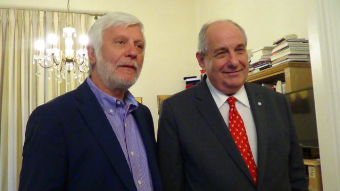 &Mu;&epsilon; &tau;&omicron;&nu; &Pi;&epsilon;&rho;&iota;&phi;&epsilon;&rho;&epsilon;&iota;ά&rho;&chi;&eta; &Pi;&epsilon;&lambda;&omicron;&pi;&omicron;&nu;&nu;ή&sigma;&omicron;&upsilon; &sigma;&upsilon;&nu;&alpha;&nu;&tau;ή&theta;&eta;&kappa;&epsilon; &sigma;&tau;&eta;&nu; &Tau;&rho;ί&pi;&omicron;&lambda;&eta; &omicron; &Tau;έ&rho;&epsilon;&nu;&sigmaf; &Kappa;&omicron;&upsilon;ί&kappa;