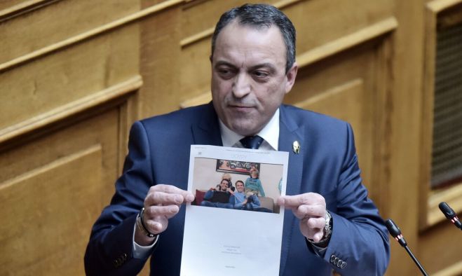 &Sigma;&tau;ί&gamma;&kappa;&alpha;&sigmaf; (&kappa;ό&mu;&mu;&alpha; &Sigma;&pi;&alpha;&rho;&tau;&iota;ά&tau;&epsilon;&sigmaf;): "&Mu;&epsilon; &tau;&iota;&sigmaf; &tau;&epsilon;&kappa;&nu;&omicron;&theta;&epsilon;&sigma;ί&epsilon;&sigmaf; &alpha;&nu;&eta;&lambda;ί&kappa;&omega;&nu; &alpha;&pi;ό &omicron;&mu;&omicron;&phi;&upsilon;&lambda;ό&phi;&iota;&lambda;&omicron;&upsilon;&sigmaf; &alpha;&nu;&omicron;ί&gamma;&epsilon;&tau;&alpha;&iota; έ&nu;&alpha; &pi;&alpha;&rho;ά&theta;&upsilon;&rho;&omicron; &sigma;&tau;&eta;&nu; &pi;&alpha;&iota;&delta;&omicron;&phi;&iota;&lambda;ί&alpha;"