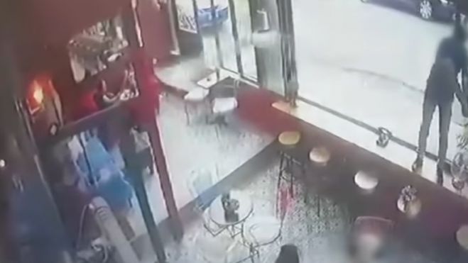 &Kappa;&alpha;&rho;έ - &kappa;&alpha;&rho;έ &eta; &delta;&omicron;&lambda;&omicron;&phi;&omicron;&nu;ί&alpha; &Kappa;&omicron;ύ&rho;&delta;&omicron;&upsilon; &sigma;&epsilon; &kappa;&alpha;&phi;&epsilon;&tau;έ&rho;&iota;&alpha; &tau;&omicron;&upsilon; &eta;&theta;&omicron;&pi;&omicron;&iota;&omicron;ύ &Pi;&alpha;&pi;&alpha;&gamma;&iota;ά&nu;&nu;&eta;