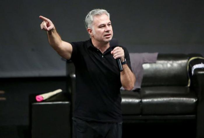 &Omicron; &Zeta;&alpha;&rho;&alpha;&lambda;ί&kappa;&omicron;&sigmaf; &gamma;&iota;&alpha; &tau;&eta; &delta;&iota;&alpha;&kappa;&omicron;&pi;ή &tau;&eta;&sigmaf; &pi;&alpha;&rho;ά&sigma;&tau;&alpha;&sigma;ή&sigmaf; &tau;&omicron;&upsilon;: "Έ&nu;&alpha;&sigmaf; &omicron;&lambda;&iota;&gamma;ά&rho;&chi;&eta;&sigmaf; &alpha;&pi;&omicron;&phi;ά&sigma;&iota;&sigma;&epsilon; &pi;&omega;&sigmaf; &alpha;&phi;&omicron;ύ &tau;&omicron;&upsilon; &alpha;&nu;ή&kappa;&epsilon;&iota; &sigma;&chi;&epsilon;&delta;ό&nu; ό&lambda;&eta; &eta; &chi;ώ&rho;&alpha;, &tau;&omicron;&upsilon; &alpha;&nu;ή&kappa;&epsilon;&iota; &kappa;&alpha;&iota; &eta; &sigma;&kappa;&eta;&nu;ή &pi;&omicron;&upsilon; &epsilon;&kappa;&phi;&rho;ά&zeta;&epsilon;&tau;&alpha;&iota; &epsilon;&lambda;&epsilon;ύ&theta;&epsilon;&rho;&alpha; &eta; &sigma;ά&tau;&iota;&rho;&alpha;"