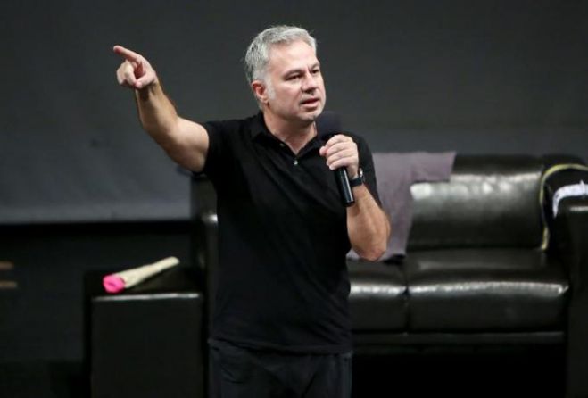 &Omicron; &Zeta;&alpha;&rho;&alpha;&lambda;ί&kappa;&omicron;&sigmaf; &gamma;&iota;&alpha; &tau;&eta; &delta;&iota;&alpha;&kappa;&omicron;&pi;ή &tau;&eta;&sigmaf; &pi;&alpha;&rho;ά&sigma;&tau;&alpha;&sigma;ή&sigmaf; &tau;&omicron;&upsilon;: "Έ&nu;&alpha;&sigmaf; &omicron;&lambda;&iota;&gamma;ά&rho;&chi;&eta;&sigmaf; &alpha;&pi;&omicron;&phi;ά&sigma;&iota;&sigma;&epsilon; &pi;&omega;&sigmaf; &alpha;&phi;&omicron;ύ &tau;&omicron;&upsilon; &alpha;&nu;ή&kappa;&epsilon;&iota; &sigma;&chi;&epsilon;&delta;ό&nu; ό&lambda;&eta; &eta; &chi;ώ&rho;&alpha;, &tau;&omicron;&upsilon; &alpha;&nu;ή&kappa;&epsilon;&iota; &kappa;&alpha;&iota; &eta; &sigma;&kappa;&eta;&nu;ή &pi;&omicron;&upsilon; &epsilon;&kappa;&phi;&rho;ά&zeta;&epsilon;&tau;&alpha;&iota; &epsilon;&lambda;&epsilon;ύ&theta;&epsilon;&rho;&alpha; &eta; &sigma;ά&tau;&iota;&rho;&alpha;"