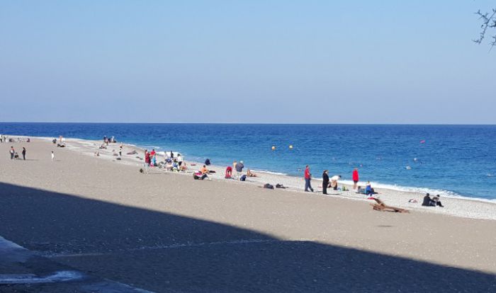 12 &mu;έ&rho;&epsilon;&sigmaf; &pi;&rho;&iota;&nu; &tau;&alpha; &Chi;&rho;&iota;&sigma;&tau;&omicron;ύ&gamma;&epsilon;&nu;&nu;&alpha;, &kappa;ά&nu;&omicron;&upsilon;&nu; &mu;&pi;ά&nu;&iota;&omicron; &sigma;&tau;&eta; &theta;ά&lambda;&alpha;&sigma;&sigma;&alpha;! (vd)