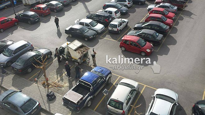Τρίπολη- Κλάδεψαν τα δένδρα στο παρκινγκ της κάτω αγοράς