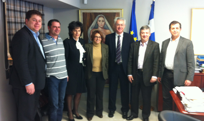 &Mu;&epsilon; &tau;&omicron;&nu; &Delta;ή&mu;&alpha;&rho;&chi;&omicron; &Tau;&rho;ί&pi;&omicron;&lambda;&eta;&sigmaf; &sigma;&upsilon;&nu;&alpha;&nu;&tau;ή&theta;&eta;&kappa;&epsilon; &omicron; &Pi;&rho;ό&epsilon;&delta;&rho;&omicron;&sigmaf; &tau;&omicron;&upsilon; &Sigma;&Epsilon;&Gamma;&Alpha;&Sigma;