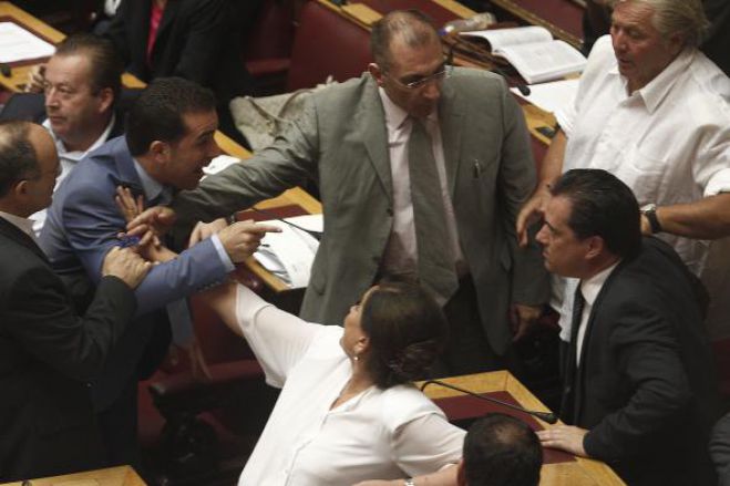 Λίγο έλειψε να πιαστούν στα χέρια μέσα στη Βουλή! (vd)