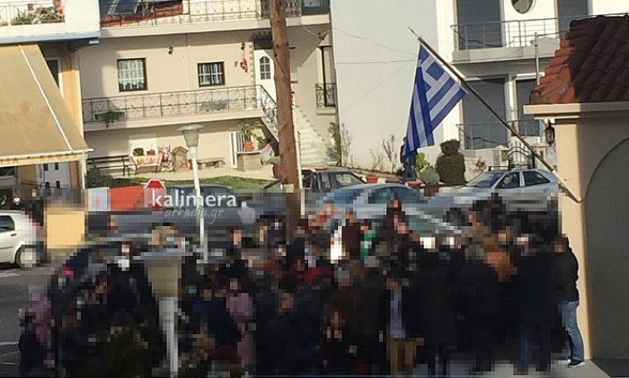 Τρίπολη | Ο συνωστισμός έξω από εκκλησίες, η κρατική ολιγωρία και η ατομική μας ευθύνη