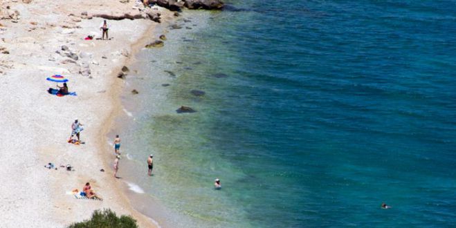Η ήσυχη παραλία Ανάβαλου στη Βόρεια Κυνουρία