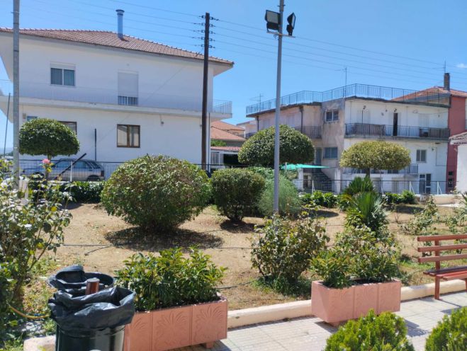 &Lambda;&alpha;&gamma;ό&sigmaf;: "&Epsilon;&gamma;ώ &delta;&epsilon;&nu; &theta;&alpha; &gamma;ί&nu;&omega; &pi;&omicron;&tau;έ &sigma;&alpha;&nu; &alpha;&upsilon;&tau;&omicron;ύ&sigmaf; &pi;&omicron;&upsilon; &tau;&omicron;&upsilon;&sigmaf; έ&delta;&iota;&omega;&xi;&epsilon; &omicron; &kappa;ό&sigma;&mu;&omicron;&sigmaf; &alpha;&pi;ό &tau;&eta;&nu; &pi;ό&rho;&tau;&alpha; &kappa;&alpha;&iota; &tau;ώ&rho;&alpha; &theta;έ&lambda;&omicron;&upsilon;&nu; &nu;&alpha; &mu;&pi;&omicron;ύ&nu;&epsilon; &alpha;&pi;ό &tau;&omicron; &pi;&alpha;&rho;ά&theta;&upsilon;&rho;&omicron;!"