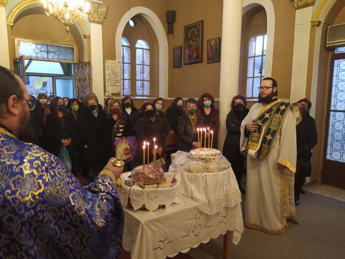 &Tau;&rho;ί&pi;&omicron;&lambda;&eta; | &Omicron; &Epsilon;&sigma;&pi;&epsilon;&rho;&iota;&nu;ό&sigmaf; &tau;&omicron;&upsilon; &Epsilon;&upsilon;&alpha;&gamma;&gamma;&epsilon;&lambda;&iota;&sigma;&mu;&omicron;ύ (&epsilon;&iota;&kappa;ό&nu;&epsilon;&sigmaf;)