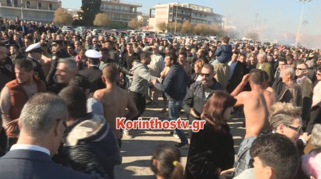 Θεοφάνεια με... μπουνιές για τον Τίμιο Σταυρό στο Κιάτο! (vd)