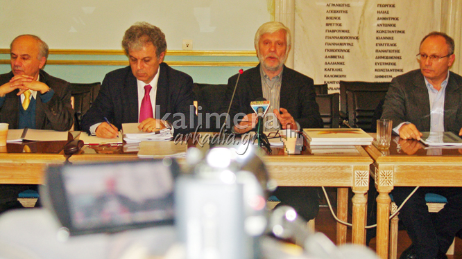 &Sigma;&tau;&eta;&nu; &Tau;&rho;ί&pi;&omicron;&lambda;&eta; &sigma;&upsilon;&nu;&epsilon;&delta;&rho;ί&alpha;&sigma;&epsilon; &eta; &Epsilon;&lambda;&lambda;&eta;&nu;&iota;&kappa;ή Έ&nu;&omega;&sigma;&eta; &Alpha;&nu;&alpha;&pi;&tau;&upsilon;&xi;&iota;&alpha;&kappa;ώ&nu; &Epsilon;&tau;&alpha;&iota;&rho;&epsilon;&iota;ώ&nu; (vd)