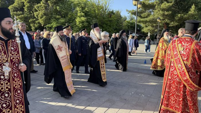 &Eta; &Tau;&rho;ί&pi;&omicron;&lambda;&eta; &upsilon;&pi;&omicron;&delta;έ&chi;&theta;&eta;&kappa;&epsilon; &tau;&alpha; &Iota;&epsilon;&rho;ά &Lambda;&epsilon;ί&psi;&alpha;&nu;&alpha; &kappa;&alpha;&iota; &tau;&eta; &Sigma;&epsilon;&pi;&tau;ή &Kappa;ά&rho;&alpha; &tau;&omega;&nu; &Pi;&omicron;&lambda;&iota;&omicron;ύ&chi;&omega;&nu; (vd)