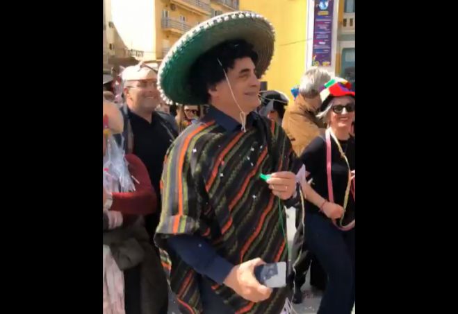 "&Mu;&epsilon;&xi;&iota;&kappa;&alpha;&nu;ό&sigmaf;" &mu;&epsilon; &sigma;&omicron;&mu;&pi;&rho;έ&rho;&omicron; &omicron; &Tau;&zeta;&iota;&omicron;ύ&mu;&eta;&sigmaf; &sigma;&tau;&omicron; &Kappa;&alpha;&rho;&nu;&alpha;&beta;ά&lambda;&iota;! (vd)