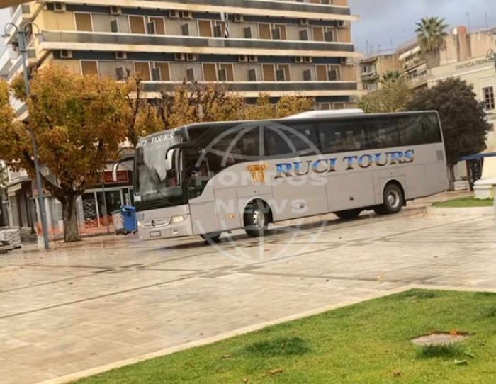 Λεωφορείο πέρασε πάνω από την πλατεία Αγίου Βασιλείου στην Τρίπολη