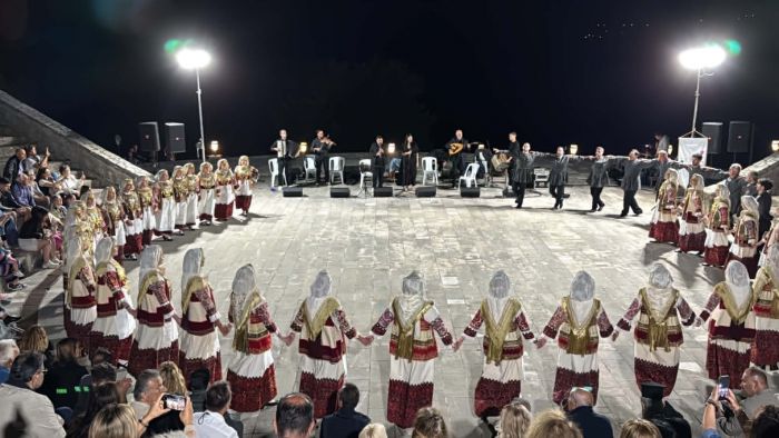 &Tau;&omicron; 1&omicron; &Phi;&epsilon;&sigma;&tau;&iota;&beta;ά&lambda; &Pi;&alpha;&rho;&alpha;&delta;&omicron;&sigma;&iota;&alpha;&kappa;ώ&nu; &Chi;&omicron;&rho;ώ&nu; &laquo;&Nu;&Epsilon;&Mu;&Alpha;&raquo; ά&nu;&omicron;&iota;&xi;&epsilon; &tau;&alpha; &phi;&tau;&epsilon;&rho;ά &tau;&omicron;&upsilon; &sigma;&tau;&eta; &Delta;&eta;&mu;&eta;&tau;&sigma;ά&nu;&alpha;! (&epsilon;&iota;&kappa;ό&nu;&epsilon;&sigmaf;)
