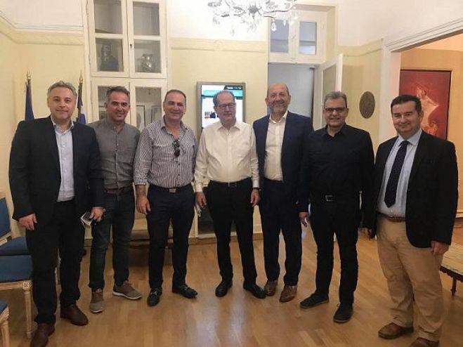 &Mu;&epsilon; &tau;&omicron;&nu; &Upsilon;&phi;&upsilon;&pi;&omicron;&upsilon;&rho;&gamma;ό &Pi;&epsilon;&rho;&iota;&beta;ά&lambda;&lambda;&omicron;&nu;&tau;&omicron;&sigmaf; &sigma;&upsilon;&nu;&alpha;&nu;&tau;ή&theta;&eta;&kappa;&epsilon; &tau;&omicron; &Epsilon;&pi;&iota;&mu;&epsilon;&lambda;&eta;&tau;&eta;&rho;&iota;&alpha;&kappa;ό &Sigma;&upsilon;&mu;&beta;&omicron;ύ&lambda;&iota;&omicron; &Pi;&epsilon;&lambda;&omicron;&pi;&omicron;&nu;&nu;ή&sigma;&omicron;&upsilon; - &Sigma;&tau;&omicron; &epsilon;&pi;ί&kappa;&epsilon;&nu;&tau;&rho;&omicron; &tau;&omicron; &phi;&upsilon;&sigma;&iota;&kappa;ό &alpha;έ&rho;&iota;&omicron;