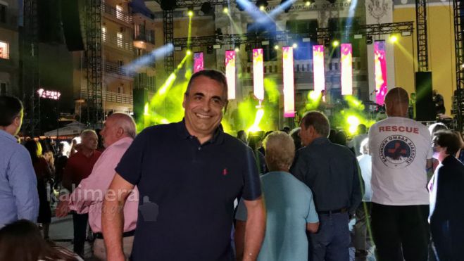 &Tau;&zeta;&iota;&omicron;ύ&mu;&eta;&sigmaf; &gamma;&iota;&alpha; "&Lambda;&epsilon;&upsilon;&kappa;έ&sigmaf; &Nu;ύ&chi;&tau;&epsilon;&sigmaf;": &laquo;&Sigma;&upsilon;&nu;&epsilon;&rho;&gamma;&alpha;&zeta;ό&mu;&alpha;&sigma;&tau;&epsilon; &mu;&epsilon; &tau;&omicron;&upsilon;&sigmaf; &phi;&omicron;&rho;&epsilon;ί&sigmaf; &tau;&eta;&sigmaf; &pi;ό&lambda;&eta;&sigmaf;, &epsilon;&nu;&iota;&sigma;&chi;ύ&omicron;&upsilon;&mu;&epsilon; &tau;&eta;&nu; &epsilon;&xi;&omega;&sigma;&tau;&rho;έ&phi;&epsilon;&iota;&alpha; &tau;&omicron;&upsilon; &Delta;ή&mu;&omicron;&upsilon; &Tau;&rho;ί&pi;&omicron;&lambda;&eta;&sigmaf;&raquo;