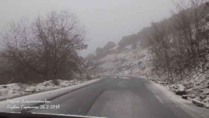 Χιονισμένο το χωριό Σέρβου Γορτυνίας (εικόνες)