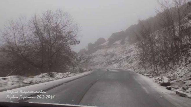 Χιονισμένο το χωριό Σέρβου Γορτυνίας (εικόνες)
